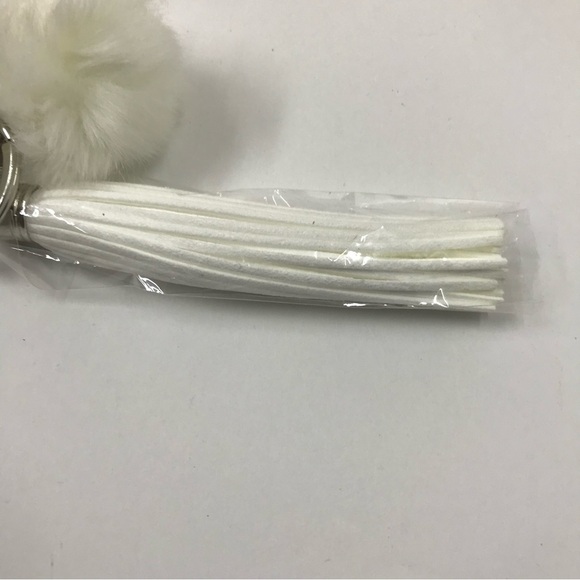 ✨✨10/$10✨✨ Silver keychain pom-pom love Faux Fur Gift pom pom NWOT - Picture 4 of 7